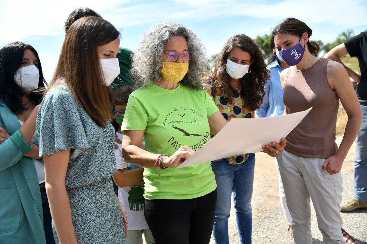 ionebelarra's tweet photo. En Cáceres se quiere construir una mina de extracción de litio a cielo abierto que pone en riesgo el paraje natural Sierra de la Mosca.

Pero esta amenaza medioambiental está a punto de frenarse gracias a la movilización ciudadana.

Hoy hemos venido a apoyarles. #EscudoClimático https://t.co/NrQhSLgsC5