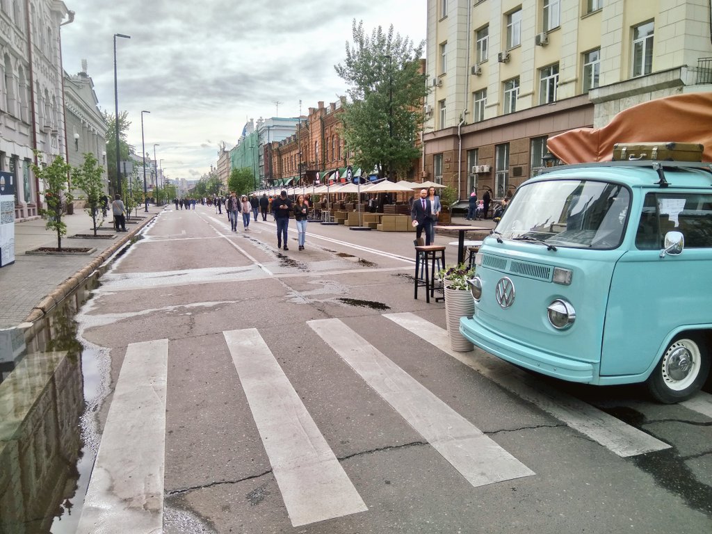 Somewhere in parallel universe cars use crosswalks and people walk everywhere they want #вцентреМира #пешеходность #красноярск #walkability #cityforpeople #krasnoyarsk #siberia #russia