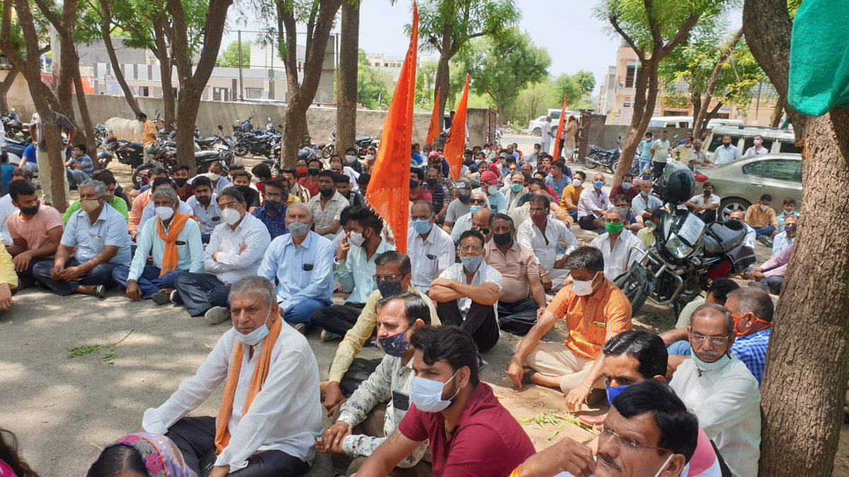 JainMedia's tweet photo. राजस्थान के फालना के पास बाली में आज 36 कौम ने मिलकर अनोप मंडल के विरोध में मोर्चा निकाला और प्रशासन को ज्ञापन दिया.

• जोरदार विरोध !
• लाजवाब एकता !

#BanAnoopMandal https://t.co/hzlbOe6OSE