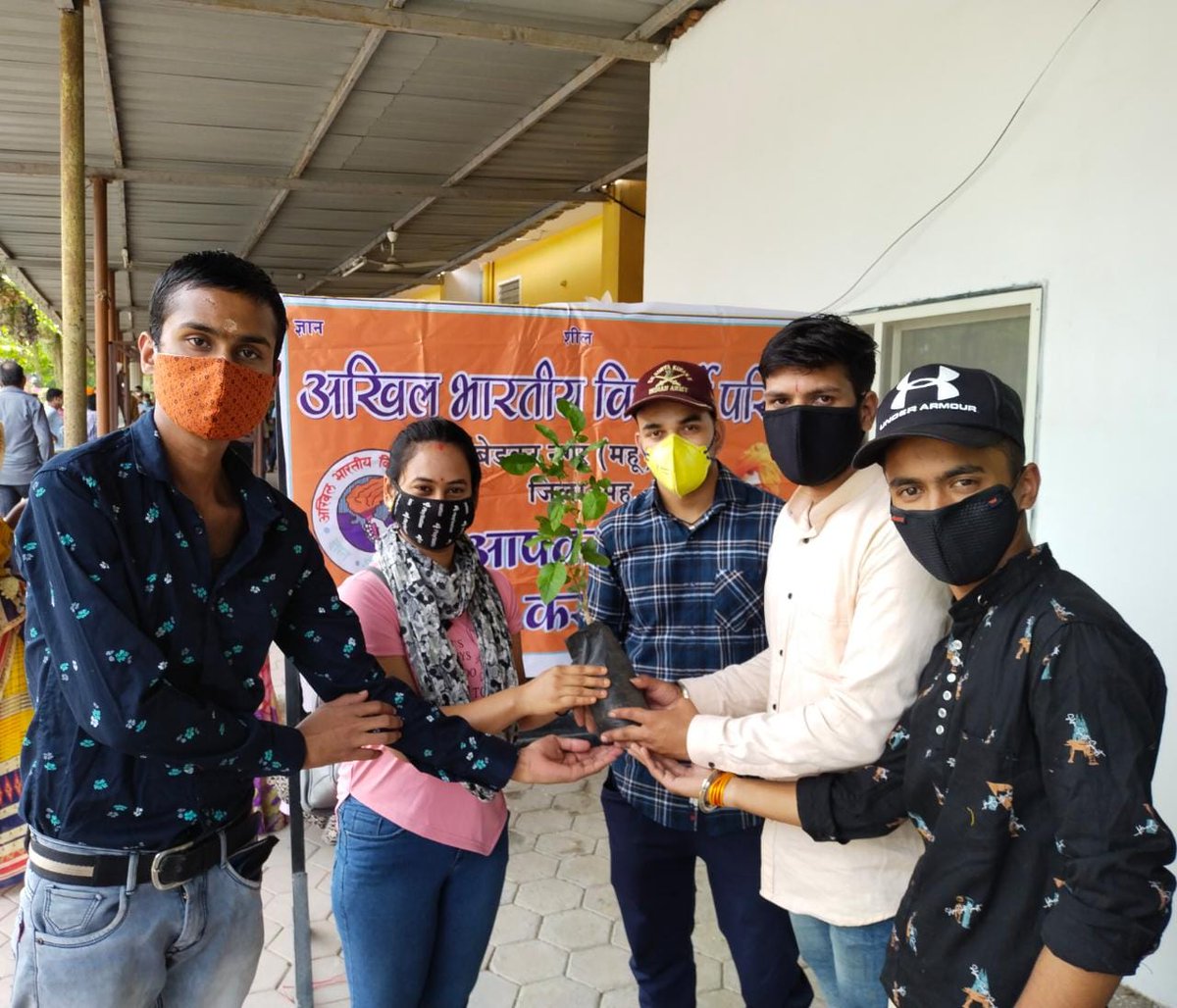 abvpmalwa_mp's tweet photo. आज विश्व पर्यावरण दिवस (5 जून) पर SFD आयाम के "संजीवनी अभियान" माध्यम से अभविप महू नगर के कार्यकर्त्ताओ द्वारा महू नगर के वैक्सीनेशन सेंटरों पर जाकर, टीका लगवाने आए आम जनमानस को पोधा भेंट कर के उसकी सुरक्षा एवं संरक्षण का संकल्प दिलाया ।
@abvpmhow
#abvpsfd
#संजीवनीअभियान https://t.co/CZv902ooy6