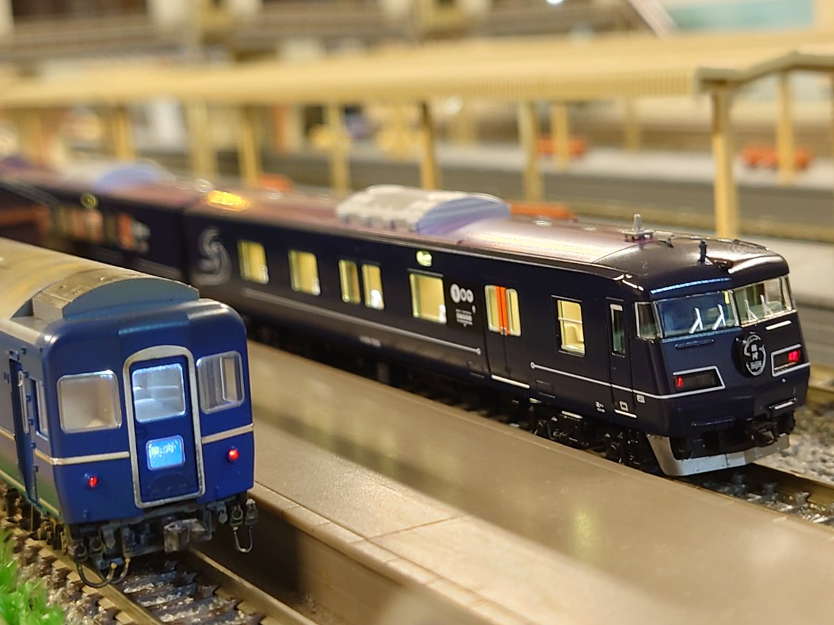 ryo1m731's tweet photo. 銀河×銀河
#急行銀河 #ウエストエクスプレス銀河 #夢の競演 #鉄道カフェはるか #国鉄 #JR西日本 #ICHIBANSEN https://t.co/jBy8ItGPDf