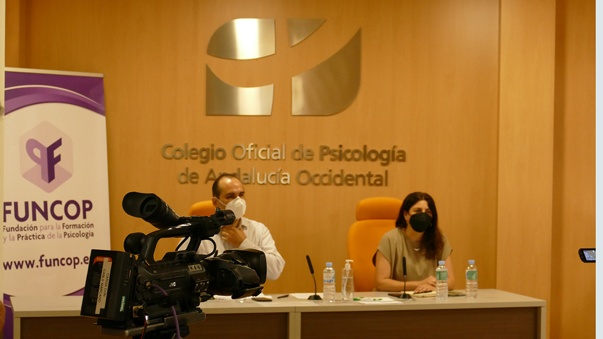 COP_AO's tweet photo. El psicólogo Daniel Holgado, profesor en @unisevilla, introduce la #Educación y experiencias en estudios al respecto y #cooperaciónAlDesarrollo al análisis que estamos haciendo esta mañana en #VJornadaPsicologíayCooperación con @COP_AO y #FUNCOP https://t.co/wZsahsOyNv
