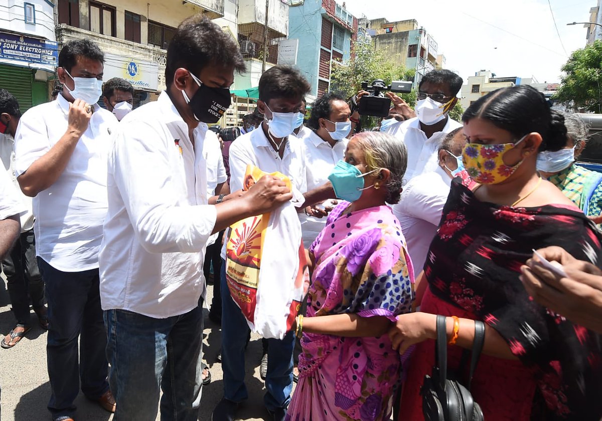 Udhaystalin's tweet photo. சேப்பாக்கம் - திருவல்லிக்கேணி தொகுதி, 114 வது வட்டம், மேயர் சிட்டிபாபு தெரு பகுதியில் கொரோனா தடுப்பூசி குறித்த விழிப்புணர்வை ஏற்படுத்தி வீடுவீடாக சென்று அரிசி மளிகை போன்ற நிவாரணப் பொருட்களை வழங்கினோம். @nchitrarasu @Madhanmohandmk #Gopi https://t.co/KTbBFelB22