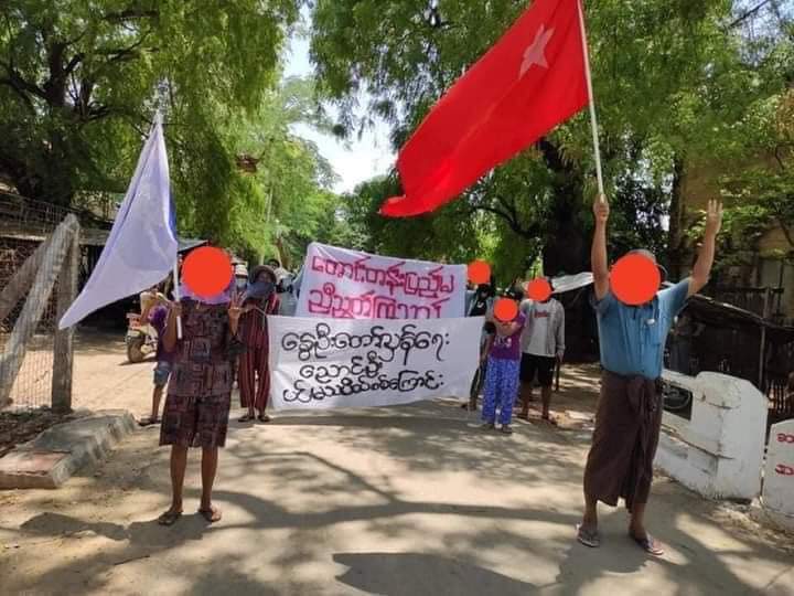 IrrawaddyNews's tweet photo. Locals marched in protest at the military regime on Saturday in Nyaung-U, Mandalay Region. (Photo: CJ) #WhatsHappeningInMyanmar https://t.co/InpT5wQuoC