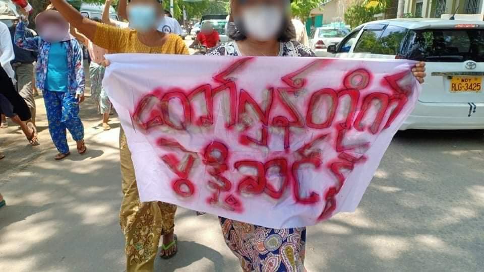 IrrawaddyNews's tweet photo. Locals marched in protest at the military regime on Saturday in Nyaung-U, Mandalay Region. (Photo: CJ) #WhatsHappeningInMyanmar https://t.co/InpT5wQuoC