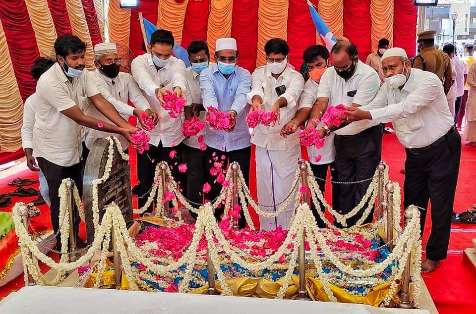 thirumaofficial's tweet photo. #சூன்5_கண்ணியத்தமிழர் காயிதேமில்லத் அவர்களின் பிறந்தநாளை முன்னிட்டு கட்சியின் முன்னணி பொறுப்பாளர்கள் இளஞ்சேகுவேரா, அப்துர் ரகுமான், எஸ்.எஸ்.பாலாஜி, இரா.செல்வம், அஜ்மல்கான் உள்ளிட்ட பலர் அவரது நினைவிடத்தில் மலர்ப் போர்வை சாத்தி #அஞ்சலி செலுத்தினர். 

#அரசியலில்_கண்ணியம்_காப்போம். https://t.co/xVZ0CkWn46