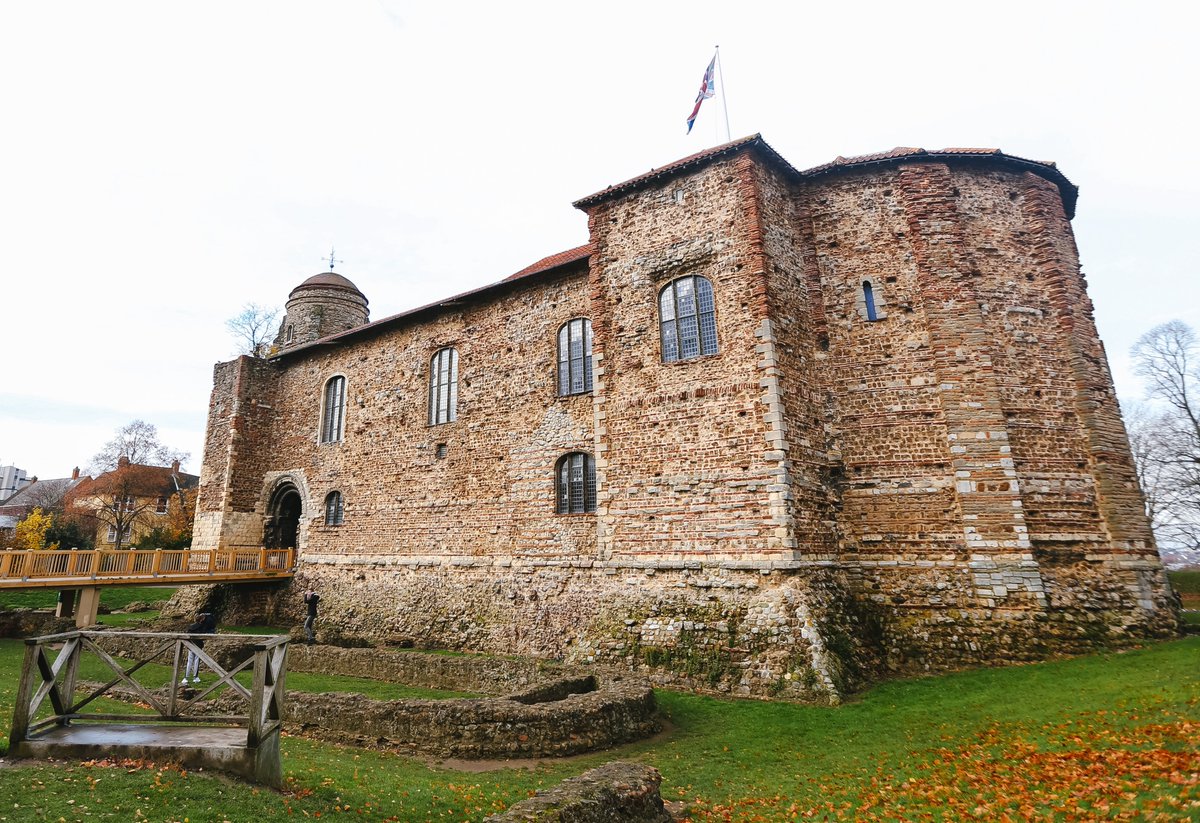 The ☀️ has finally arrived, and so has our #Colchester castle episode! 🥳 Join us as we talk about the castle's links to Roman temples, prisons, witches, and more. Huge thanks to <a href="/ColMuseums/">Colchester Museums</a> for helping us out with this one! #HistoryPodcast #essex podcasts.apple.com/gb/podcast/ess…