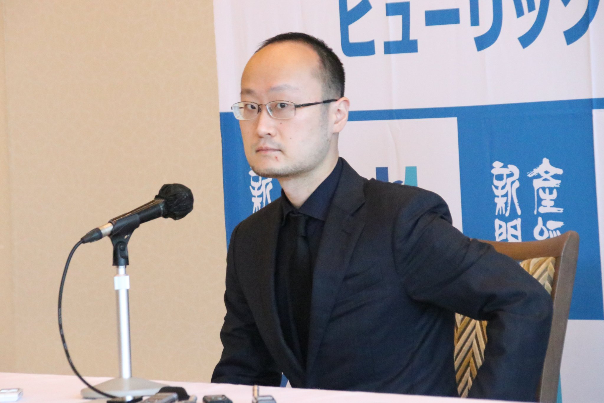 北野新太 報知新聞社 渡辺明名人のブラックスーツ ブラックシャツ ブラックタイのスタイリングは 名人がリスペクトするアトレティコ マドリードのディエゴ シメオネ監督も好む装い 放たれる闘志 北野新太 報知新聞社 渡辺明名人のブラックスーツ ブラックシャツ ブラックタイのスタイリングは 名人がリスペクトするアトレティコ マドリードのディエゴ シメオネ監督も好む装い 放たれる闘志