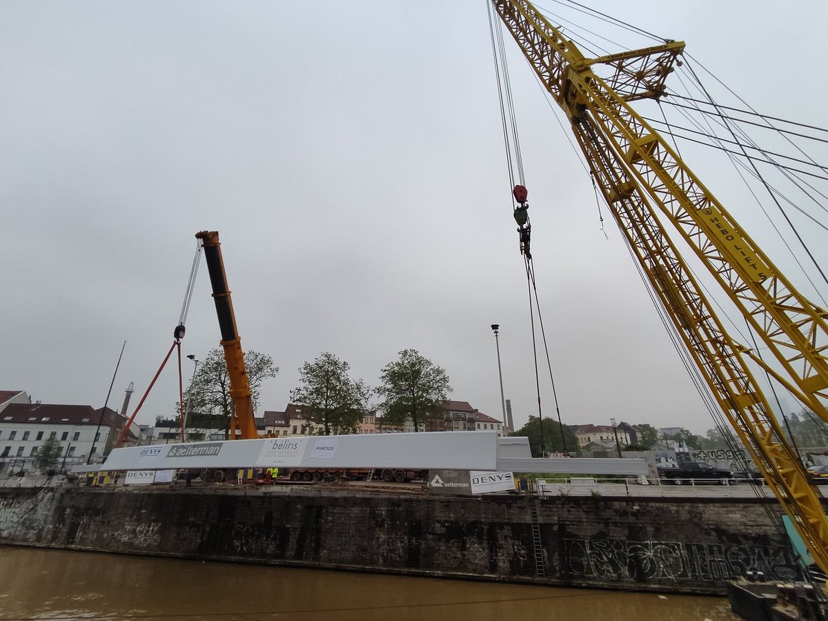 Installatie fiets- en voetgangersbrug Ninoofsepoort vóór de <a href="/MIMAmuseum/">MIMA Museum</a> <a href="/BXLmobiliteit/">Brussel Mobiliteit</a> @HavenvanBrussel <a href="/ArcadisBelgie/">Arcadis België</a> #stadbrussel #molenbeek #denys #aelterman