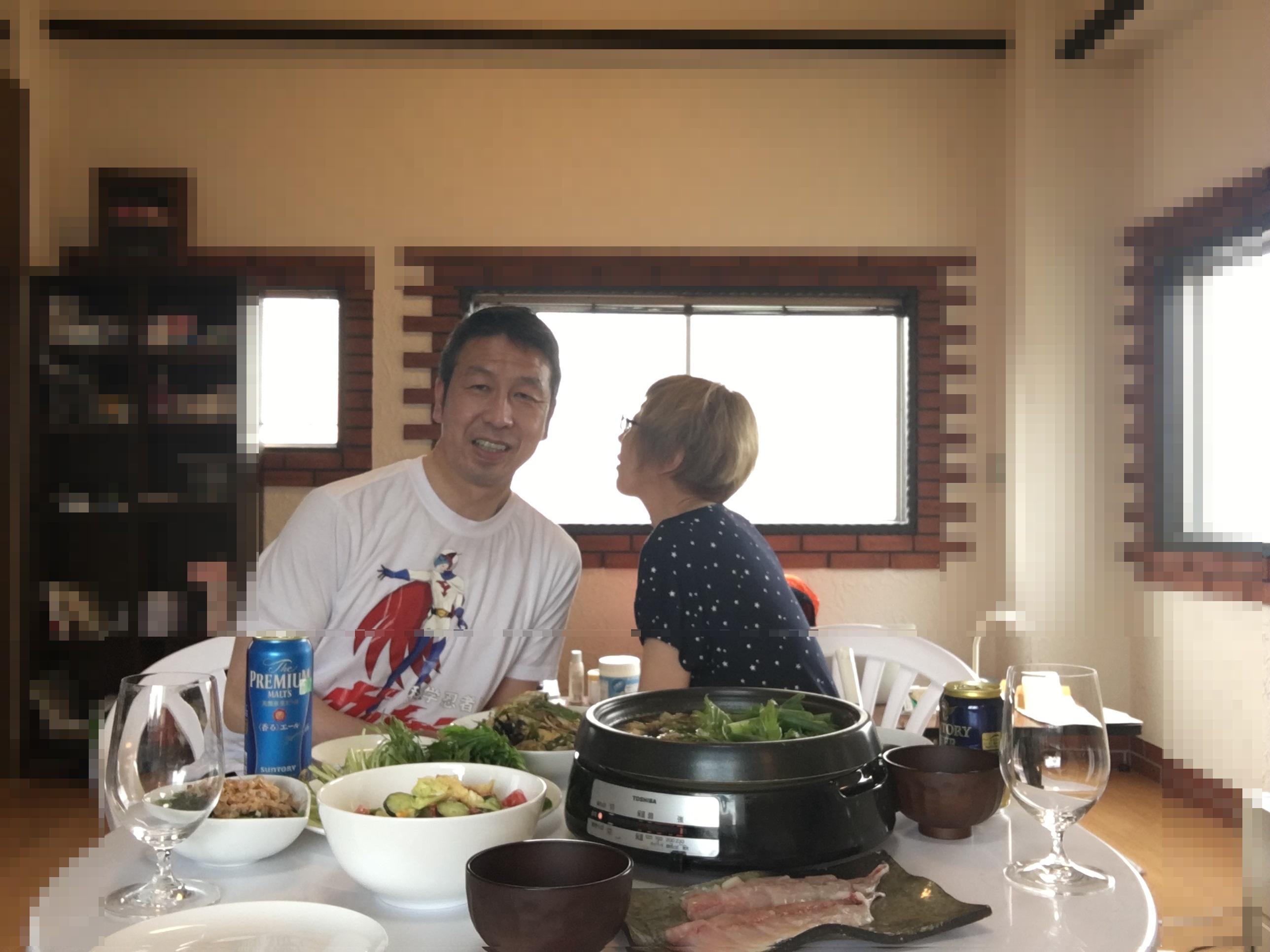 ট ইট র 米山 隆一 本日の晩御飯は アジのお刺身 鰯のつみれ汁 キャベツとトマトのマヨネーズサラダ ワラビとレンコンと豚肉の卵炒め ほうれん草のおひたしです 奥様はまだちょっと目がはれているので後ろ向きですが 選挙は前向きです とても美味しかっ