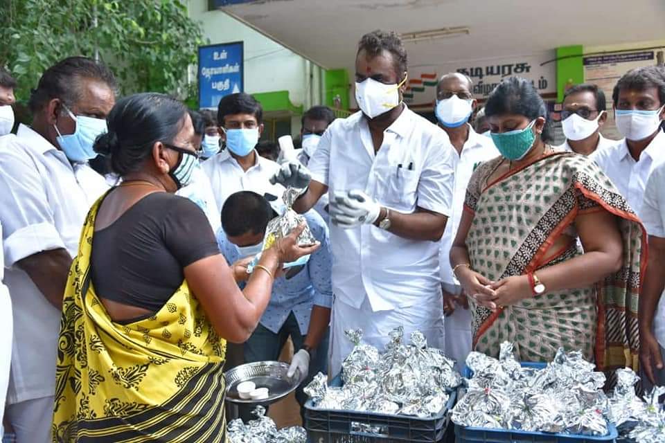 SPVelumanicbe's tweet photo. #கோவை தொண்டாமுத்தூர் அரசு மருத்துவமனையில் சிகிச்சை பெற்று வரும் நோயாளிகளுக்கும், அவர்களது உதவியாளர்கள், மற்றும் தூய்மை பணியாளர்களுக்கு மதிய உணவையும், பொதுமக்களுக்கு கபசுர குடிநீர், முககவசங்களையும் வழங்கினேன். @ADMK_Kovai (1/2) https://t.co/XLMOsHCrxg