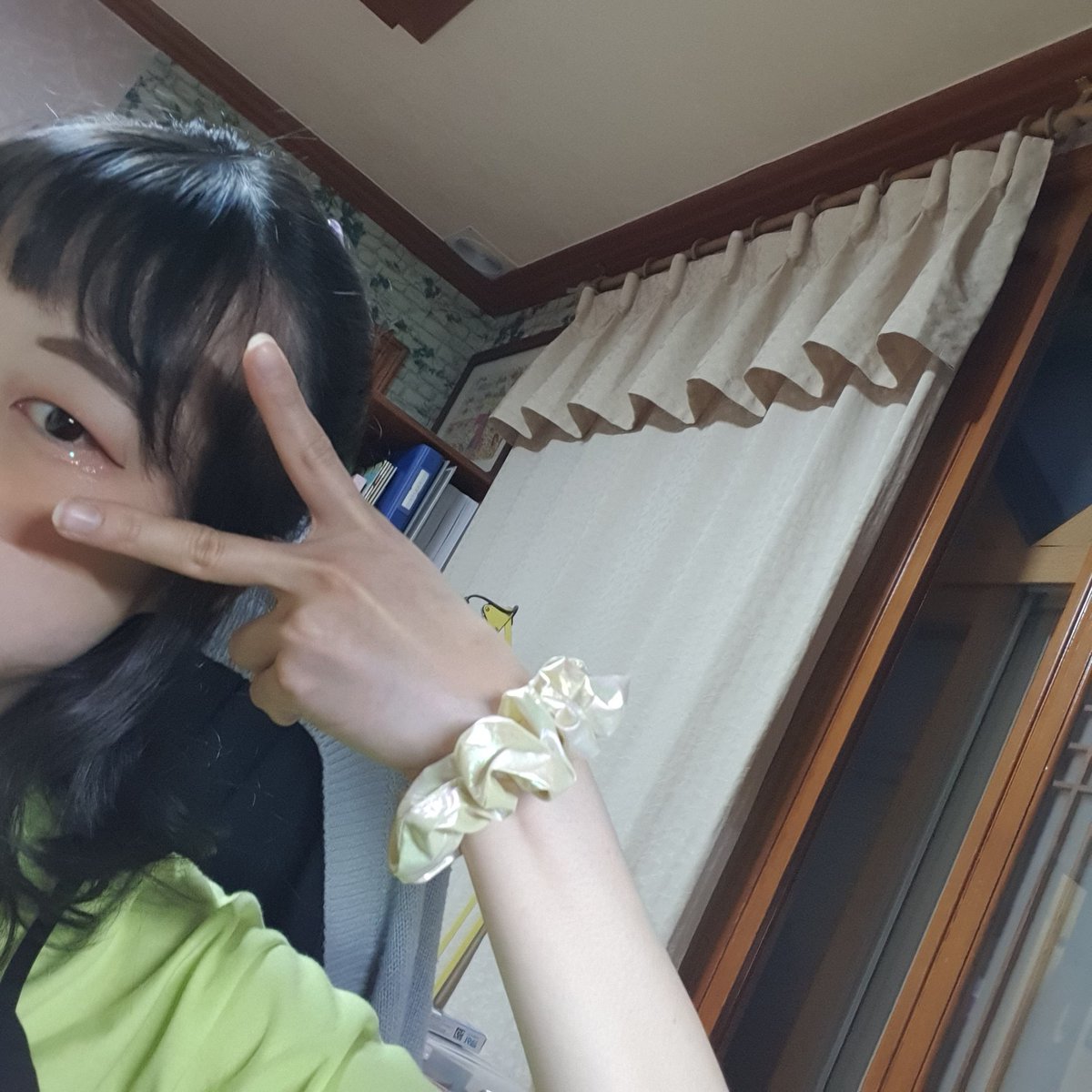 서랍속새벽 <a href="/dawninthedrawer/">서랍속새벽</a>

+상세컷
예전에 그매했던 초커와 세트인 귀걸이를 발견! 바로 겟챠-☆
머리끈이 집에꺼는 다 큰거라 머리숱적은 사람은 이쁘게 착용할수없어서ㅠㅠ 슬펐는데 작은 사이즈의 끈이 팔길래 너무이뻐서 앗싸 이제 이것만 써야지 하고 샤컁!-☆ 너무 이쁘다♡