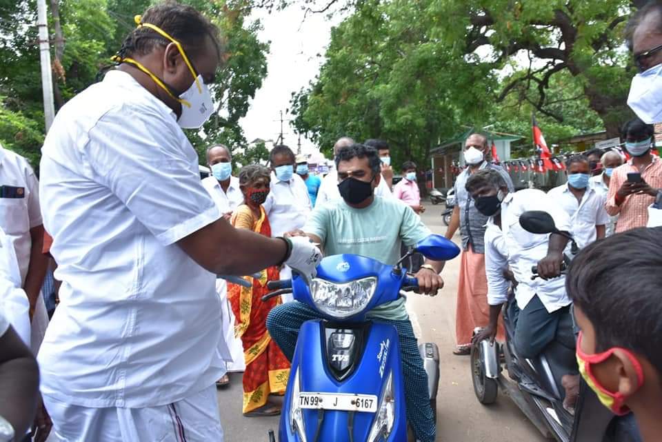 SPVelumanicbe's tweet photo. #கோவை தொண்டாமுத்தூர் அரசு மருத்துவமனையில் சிகிச்சை பெற்று வரும் நோயாளிகளுக்கும், அவர்களது உதவியாளர்கள், மற்றும் தூய்மை பணியாளர்களுக்கு மதிய உணவையும், பொதுமக்களுக்கு கபசுர குடிநீர், முககவசங்களையும் வழங்கினேன். @ADMK_Kovai (1/2) https://t.co/XLMOsHCrxg