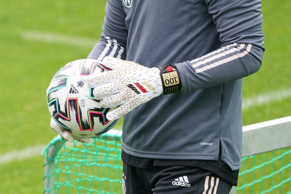 Utilfreds sigte George Bernard טוויטר \ Bayern & Germany בטוויטר: "📸 Manuel Neuer with his special gloves  celebrating his upcoming 100th international cap https://t.co/U6S3OEmc99"