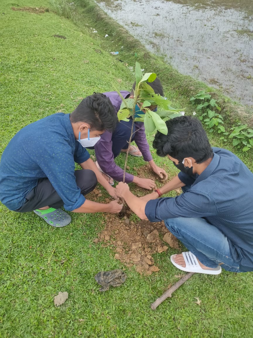_bhargab_'s tweet photo. আজি বিশ্ব পৰিৱেশ দিৱসৰ উপলক্ষে  আমি "পোহৰৰ" উদ্যোগত গছ  পুলি ৰোপন কৰিলোঁ আৰু প্ৰতিপালনৰ দায়িত্ব ও লৈছোঁ আমি 🌱❤️ https://t.co/aJt3v2KH98