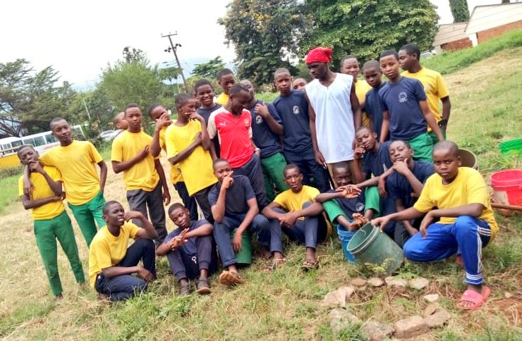 MVIWATA's tweet photo. Katika kuadhimisha Siku ya Mazingira Duniani, wanafunzi wa Sekondari ya Kigurunyembe, Morogoro wameonesha matokeo ya uanzishwaji wa Klabu ya MVIWATA shuleni hapo inayowapa fursa za kujifunza shughuli za kilimo na utunzaji wa mazingira kulikopelekea kubadili mandhari ya shule yao. https://t.co/nR0T0yj7gG