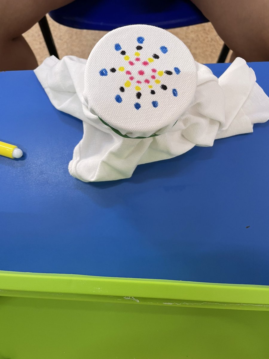 Manraj26's tweet photo. Tie and dye and chromatography. Investigating pure, mixtures and solubility @CRESTAwards @MatthewsAction https://t.co/AYFWA2jts6