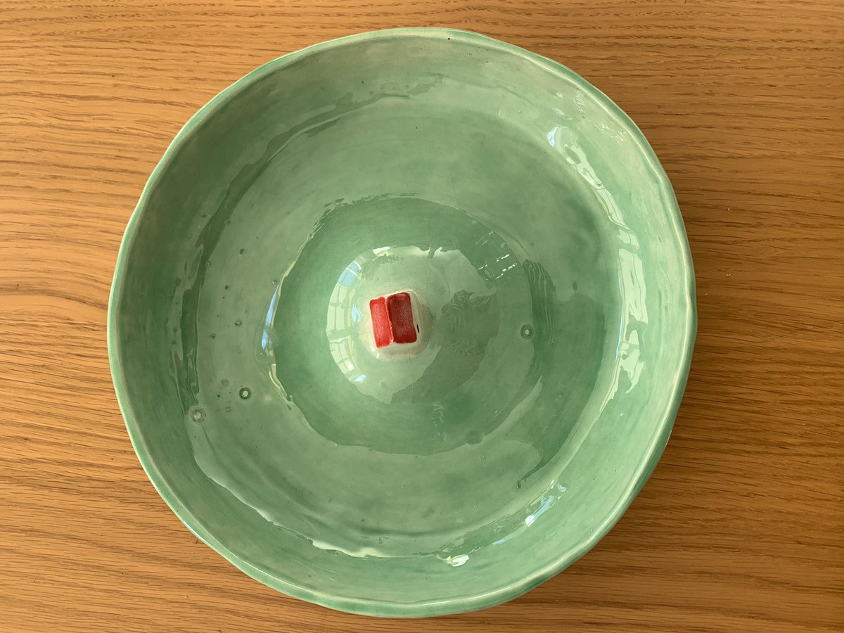 pombita's tweet photo. Mi nueva obra de mi clase de cerámica. Un plato para las cremas de Nuno.

Ya os enseñaré cómo queda la isla con la casita en acción. ✨🏝 https://t.co/XkT0Nv4Tis