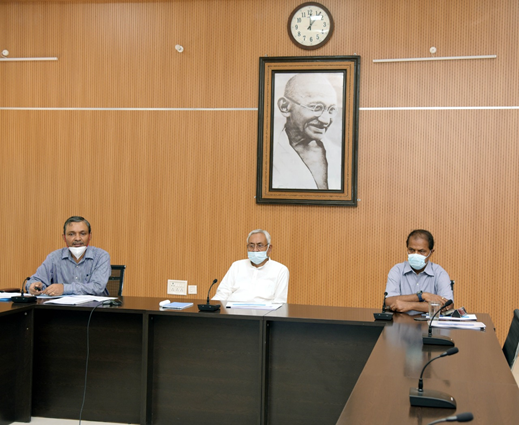 NitishKumar's tweet photo. बिहार लोक सेवाओं का अधिकार अधिनियम तथा बिहार लोक शिकायत निवारण अधिकार अधिनियम के ���ार्यान्वयन की समीक्षा कर आवश्यक दिशा निर्देश दिया। 
https://t.co/VaWgoJCymS https://t.co/gA7MpjMipj