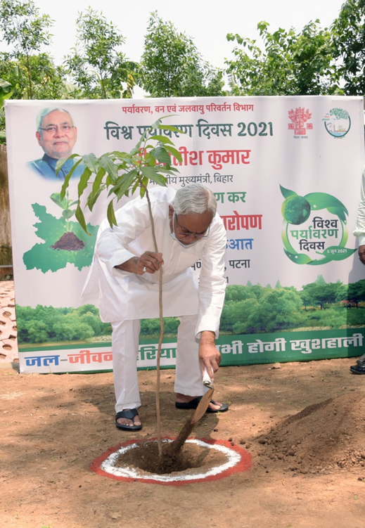 NitishKumar's tweet photo. विश्व पर्यावरण दिवस के अवसर पर पौधारोपण कर मिशन 5.0 करोड़ पौधारोपण के लक्ष्य की शुरुआत की. https://t.co/W9Em0o3pdI https://t.co/FWAUTzvZS4