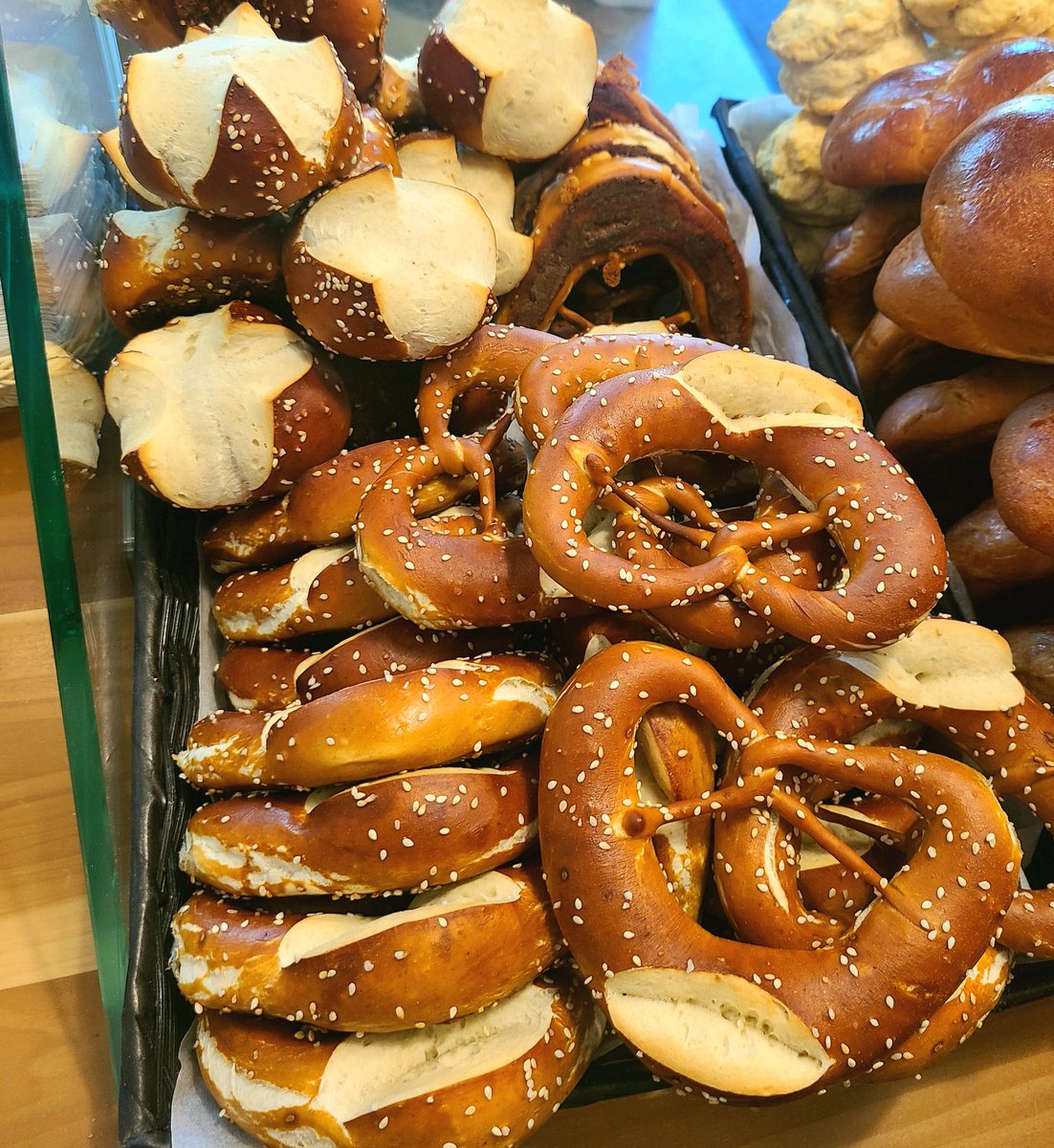 BoulangerieLV's tweet photo. Freshly baked pretzels make for the best snack 🥨 🤤

#boulangerie #nsfood #novascotia #mahonebay #lunenburg #blockhousens #bridgewater #bakery #bakedfresh #pretzels #pretzelbun https://t.co/lulOMuNieE
