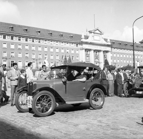 EFELafototeca's tweet photo. Los pilotos de la V edición del Rally Internacional Madrid-Benidorm-Madrid de coches antiguos esperan la señal de salida en la Plaza de la Moncloa en Madrid, #TalDiaComoHoy de 1966. #EFEfototeca https://t.co/pdazZTQ9kQ