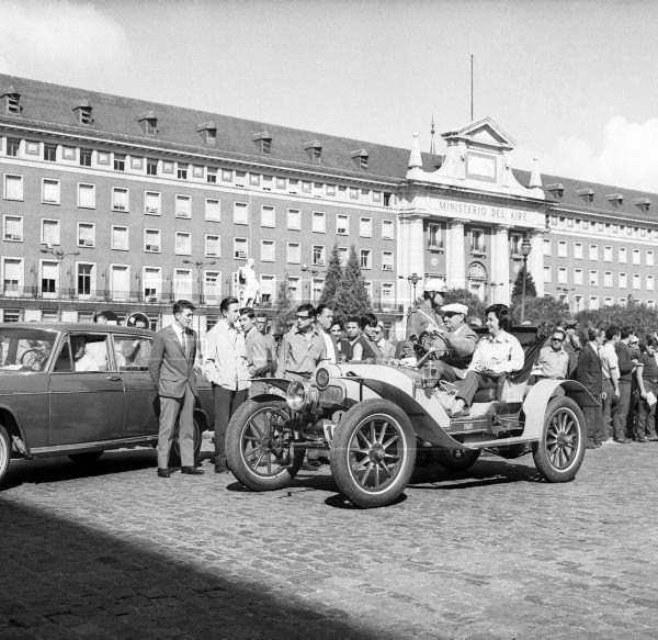 EFELafototeca's tweet photo. Los pilotos de la V edición del Rally Internacional Madrid-Benidorm-Madrid de coches antiguos esperan la señal de salida en la Plaza de la Moncloa en Madrid, #TalDiaComoHoy de 1966. #EFEfototeca https://t.co/pdazZTQ9kQ
