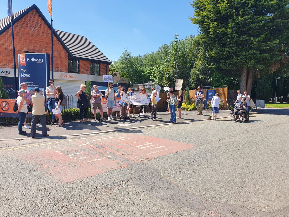 EOCS_Official's tweet image. Bellway sales office Manchester. 

Well done to all involved 🙌
Making your voices heard. 

Why are leaseholders protesting? Because developers are NOT doing the right thing. 

@McrCladiators
#EnoughIsEnough
#MakeDevelopersPay
