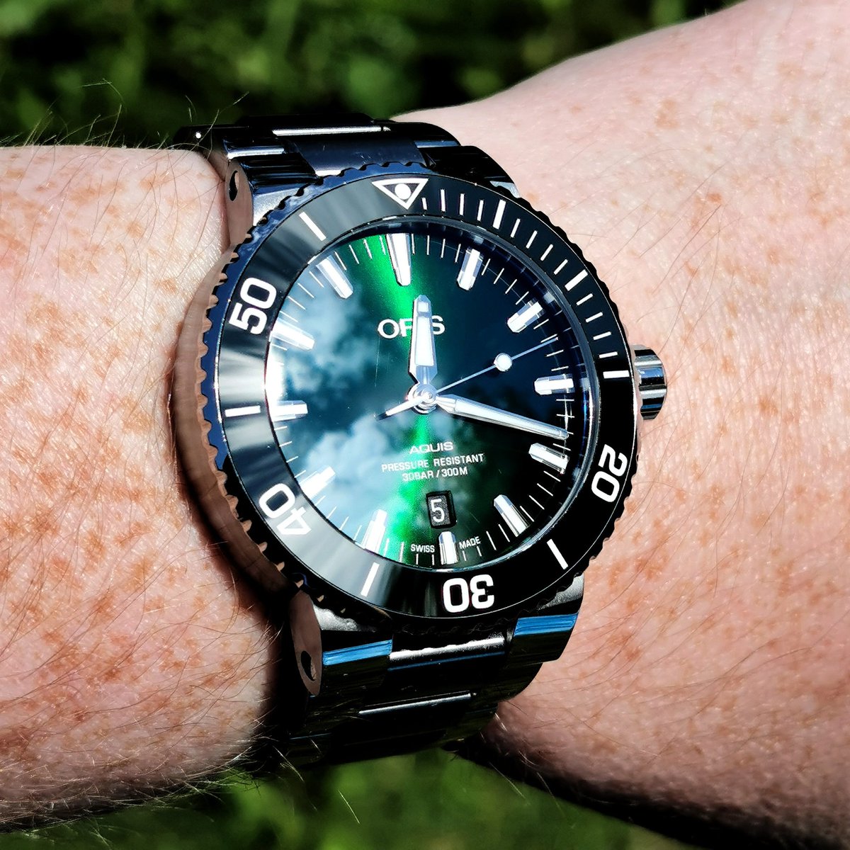 WatchJunKy's tweet photo. Oris Aquis'HulK' on @oris outside in the sun! 🥰
#watchjunky #oris #orisaquishulk #orisaquis #watchesofinstagram #watchfanatic #watches #wristcheck #wristwatches #watchesoftheday #awf #wristwatch #WATCH https://t.co/89RcXA3Z80