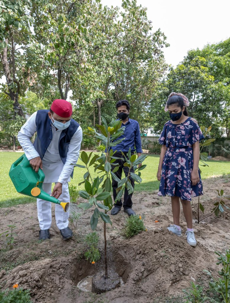 आज ‘विश्व पर्यावरण दिवस’ के अवसर पर मैगनोलिया के इक्कीस पौधे लगाए हैं... और इस बरसात में फलों के पौधे भी लगाएँगे... अपने उत्तर प्रदेश को फूलों से महकाएँगे और फलों से समृद्ध बनाएँगे।

#सपा_का_काम_जनता_के_नाम
#WorldEnvironmentDay