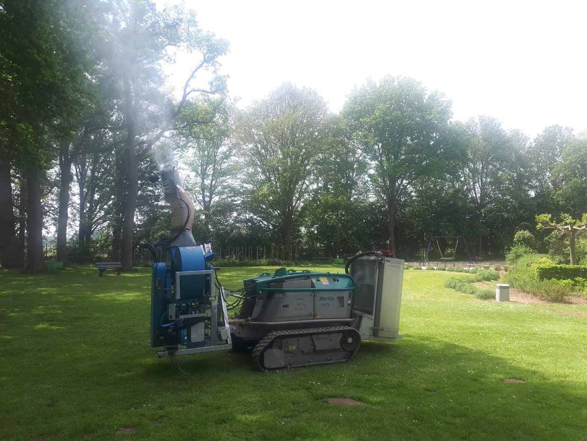 Voorbereidingen voor het zomerseizoen op #hessenbad. Daar hoort het bestrijden van de processierups bij. Het is niet anders.