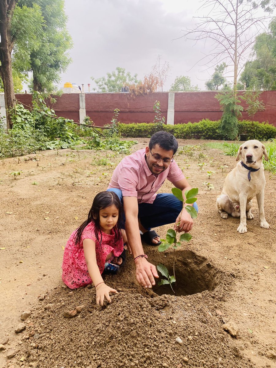 namitmehta_1's tweet photo. चलिए आज एक पौधा लगायें...#WorldEnvironmentDay2021 https://t.co/ZXyXA0hcH3