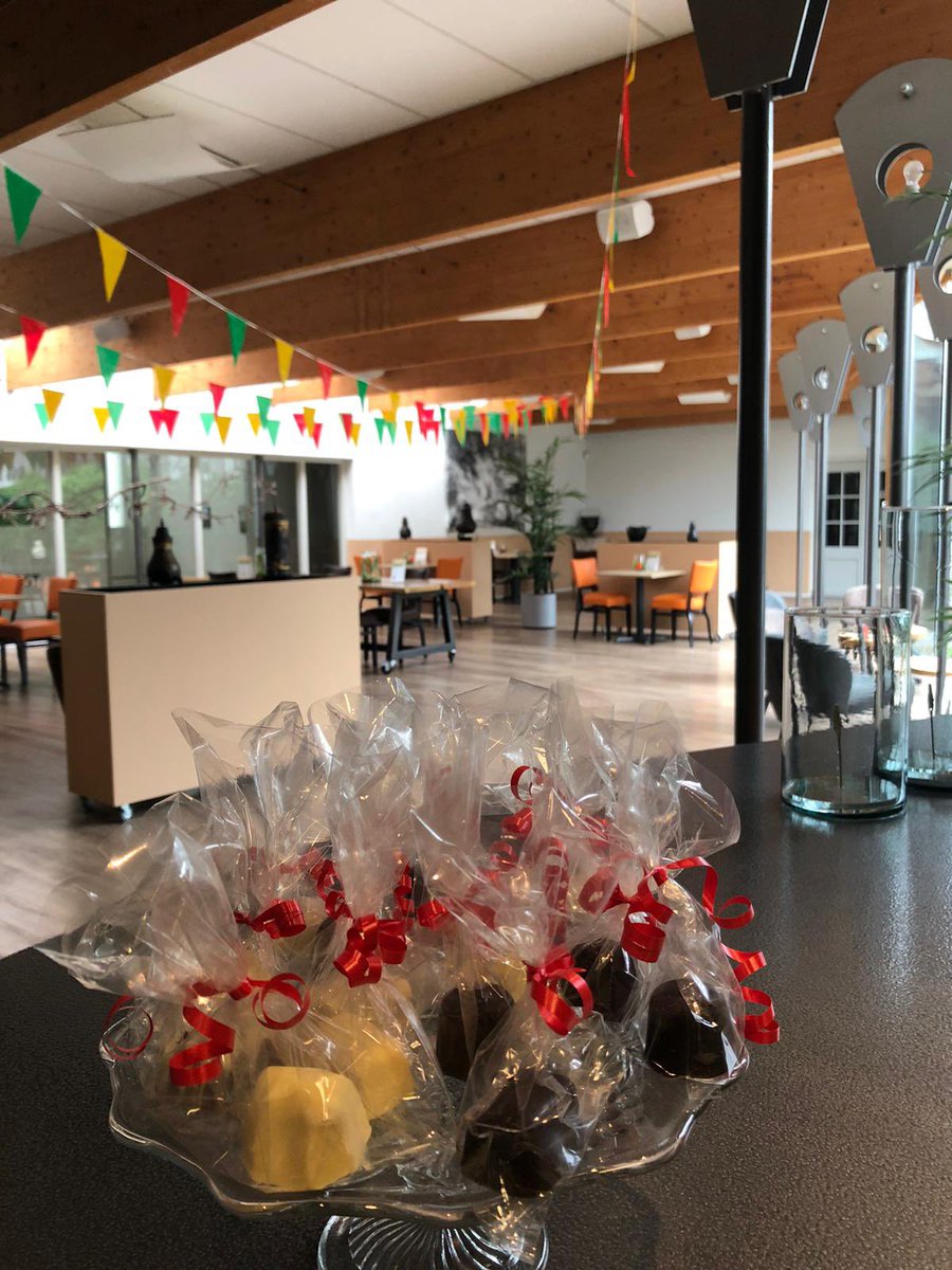 Yes! Eindelijk mogen we weer open! Collega Anita verrast de eerste bezoekers met een bos bloemen. Voor alle andere bezoekers staat een kop koffie met lekkers klaar. Zien we je snel? Reserveer je kaarten op onze website. #blij #museum #heropening