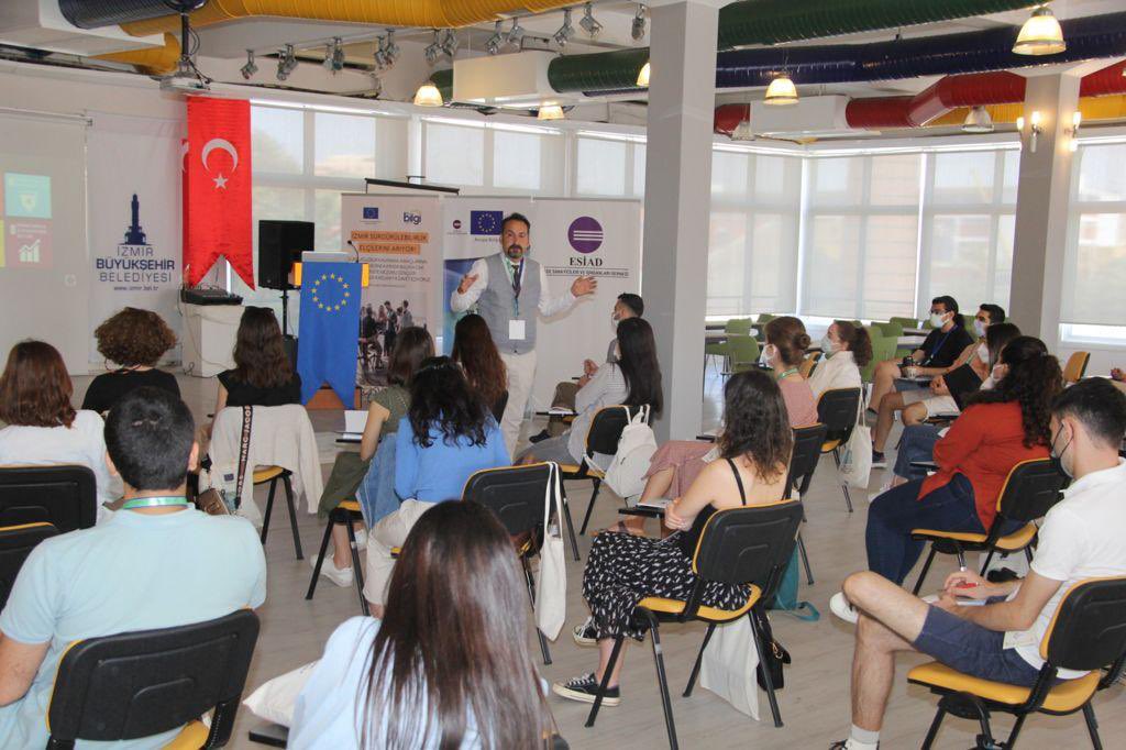 abbmizmir's tweet photo. ESİAD İzmir AB Bilgi Merkezi, Avrupa Birliği Türkiye Delegasyonu ve İzmir Sürdürülebilir Kentsel Gelişim Ağı tarafından İzmir Büyükşehir Belediyesi, SÜGEP ve SDSN Türkiye iş birliğinde düzenlenen Sürdürülebilirlik Elçileri Eğitim Programlarının ilki bugün başladı. https://t.co/3yy1PBJKim