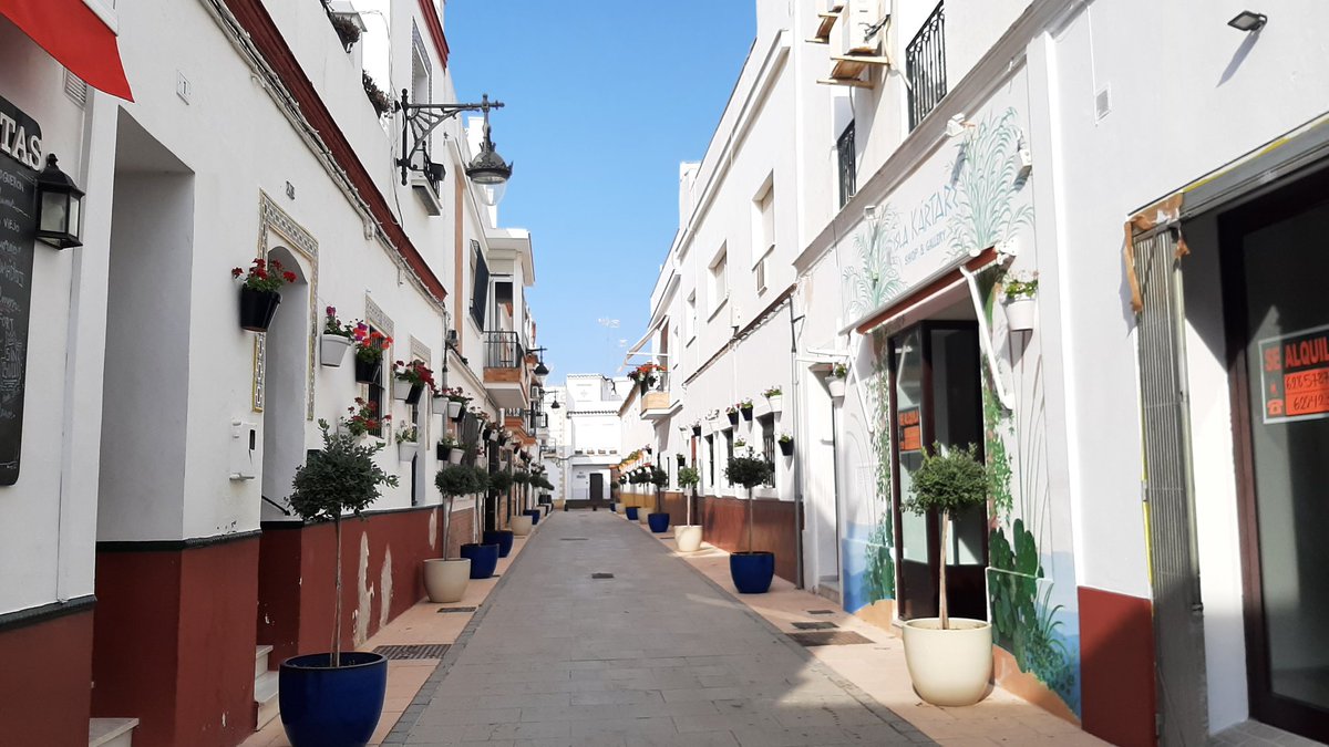 unblogdepalo's tweet photo. Hoy hemos disfrutado del centro de Chipiona, conociendo algunas de sus calles más bonitas y la plaza Juan Carlos I junto a la Iglesia Parroquial
#ChipionaNatural
#Chipiona 
#CadizQuiereVerte
@CadizTurismo @aytochipiona @farodelajument https://t.co/1u9kLjxkGj