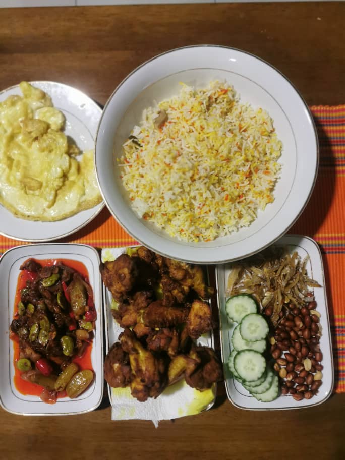 real_usopwilcha's tweet photo. Menu malam ni adalah berkat dari didikan Arwah Mak yg selalu suruh ke dapur disamping kecekapan mengintai Kelas Memasak Sains Rumahtangga masa form 3 dulu...
Teman buat Nasi lemak ala2 Hujan Paneih Ngelenyor cara Teman... Aterrr moh le mandang ghamei 2..
#cookfromhome
#chefathome https://t.co/v5CTOrtAEW