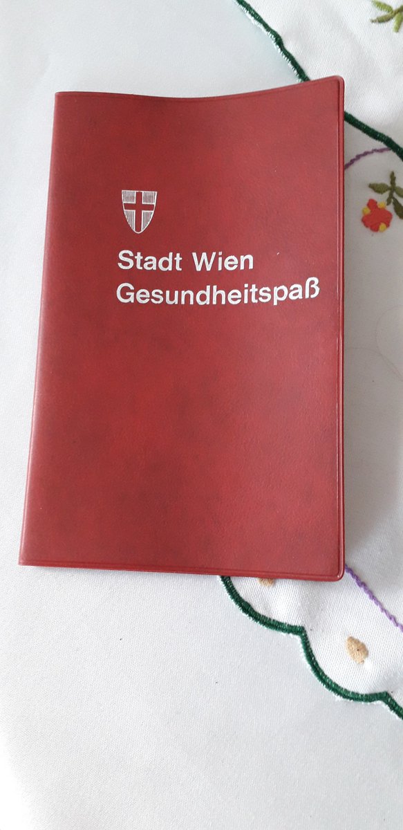 Benutzt eigentlich sonst noch jemand diesen alten Impfpass, oder ist das schon vintage? 😉💉