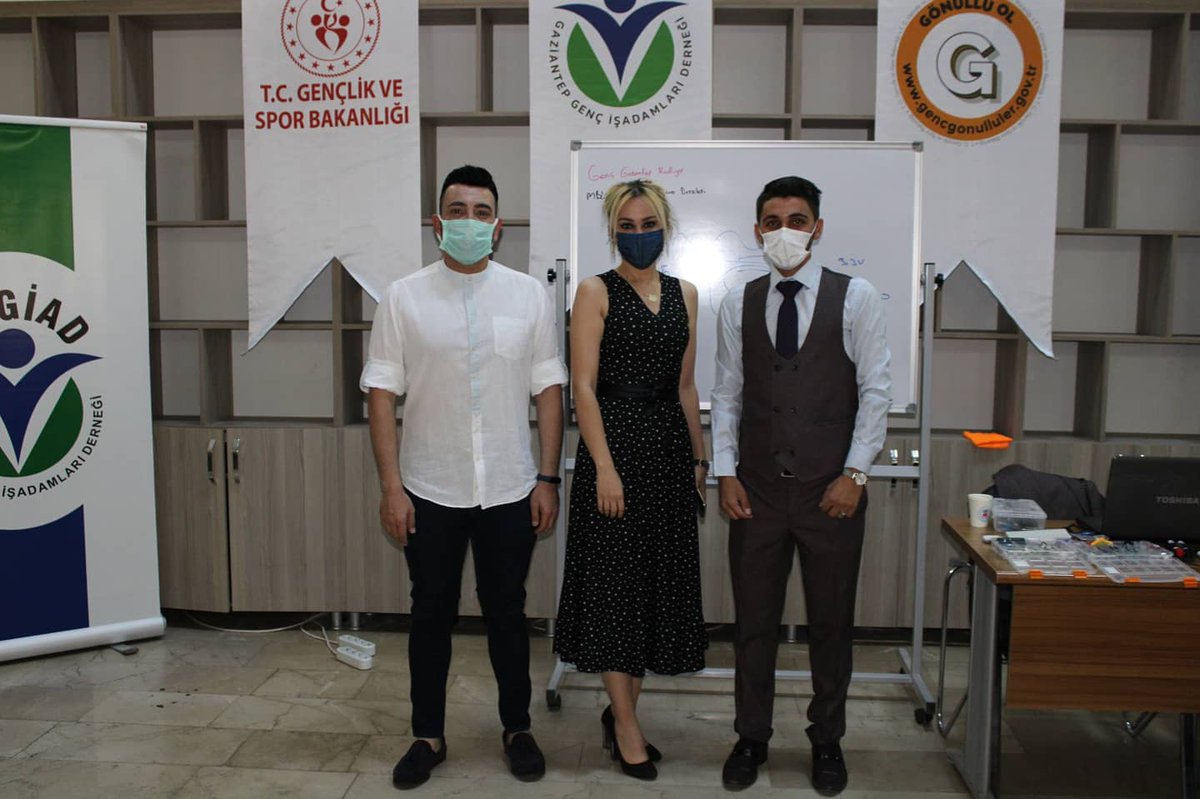Proje Koordinatörlüğünü yaptığım "Genç Gaziantep Kodluyor" projesinin bugün ilk eğitimi başladı. Arzum; gençlerimizin hayatına çok şey katacak, ilmek ilmek emek ve özen verdiğim bu projenin onların hayatına dokunabilmesi... Hayırlı ve uğurlu olsun.