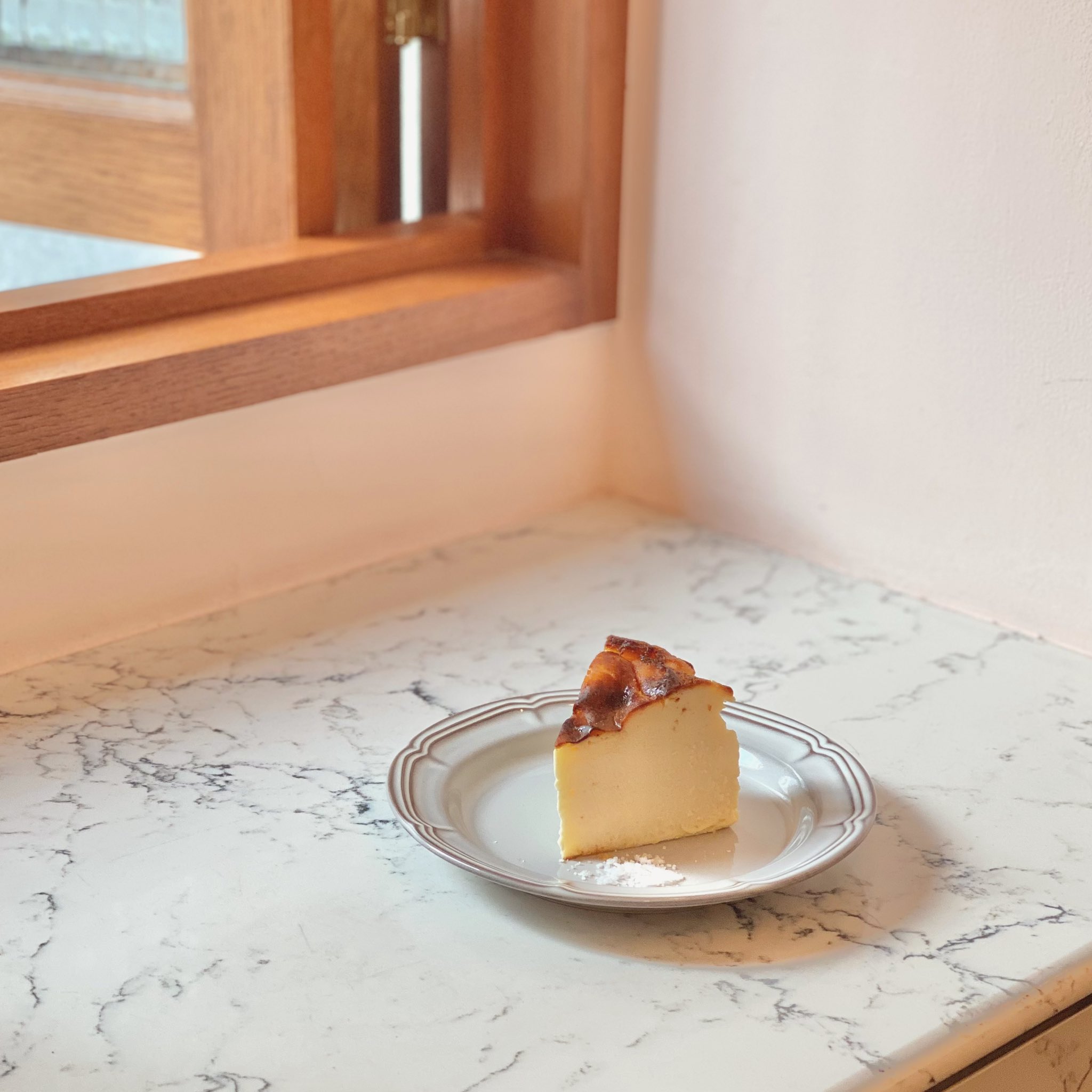 スイーツ芸人 スイーツなかの 少し前に白金高輪にできた バスク料理のバル メゾンダーニ Gazta系列のお店なので カフェタイムはケーキを食べられるのが嬉しい 内装もこだわっていて 空間も素敵 たくさんの人に知ってほしいけど ずっと知る人ぞ知るで