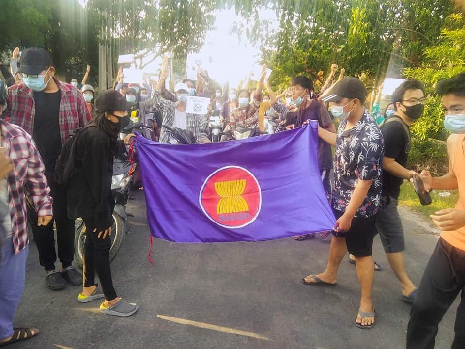 heungburma's tweet photo. Mandalay, June 5

Students' Unions from Mandalay burning down an ASEAN flag on today evening Anti-Coup march in Mandalay. They condemned ASEAN for supporting the legitimacy of the Myanmar Junta and not making dialogue with @NUGMyanmar. 
#June5Coup #WhatsHappeningInMyanmar https://t.co/djQiQuVph8
