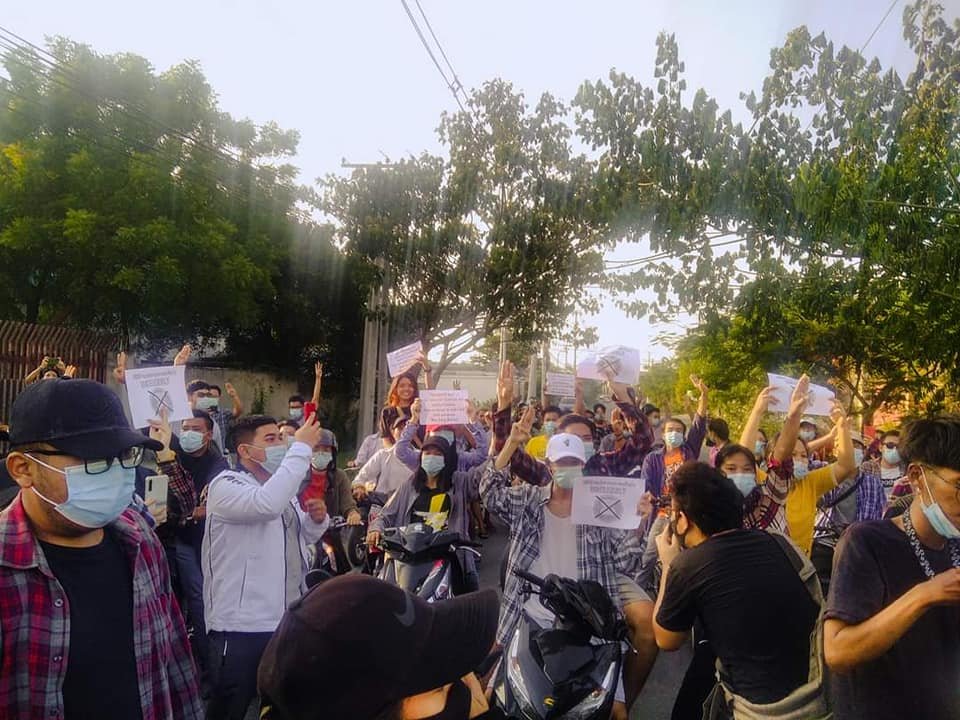 heungburma's tweet photo. Mandalay, June 5

Students' Unions from Mandalay burning down an ASEAN flag on today evening Anti-Coup march in Mandalay. They condemned ASEAN for supporting the legitimacy of the Myanmar Junta and not making dialogue with @NUGMyanmar. 
#June5Coup #WhatsHappeningInMyanmar https://t.co/djQiQuVph8