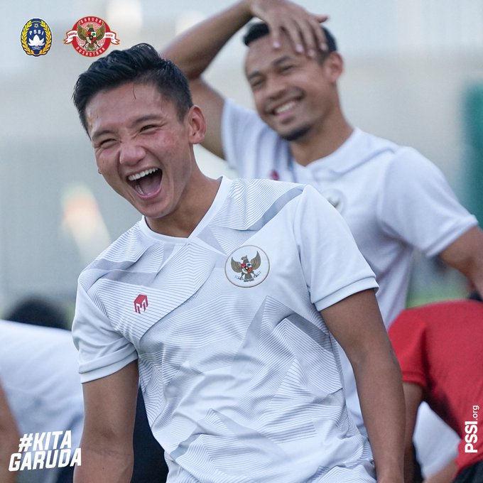 Syahrian Abimanyu tertawa di sela latihan
