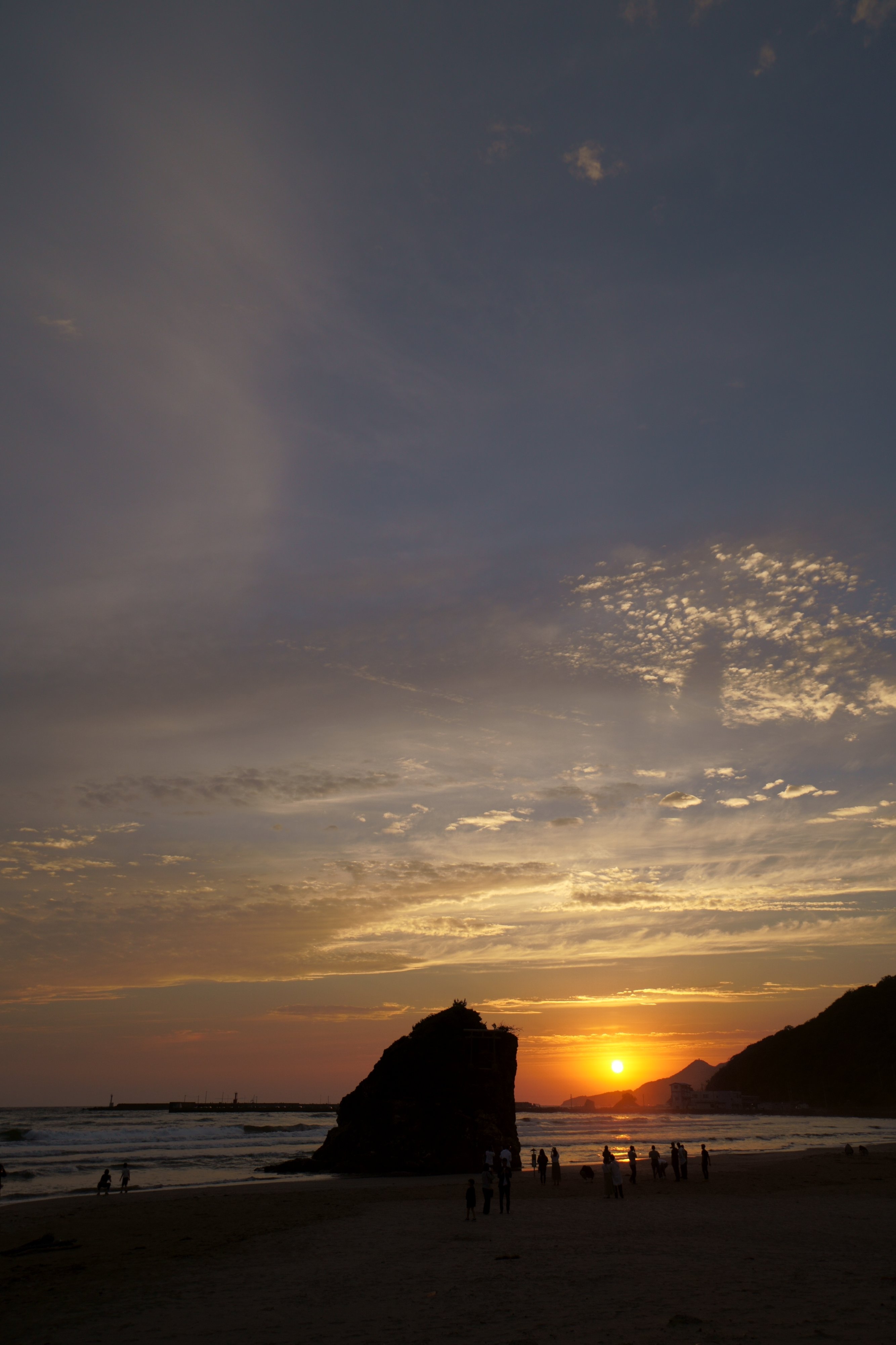 かるまん 稲佐の浜の夕日 ここにいる若者たちはきっと一生の想い出になったと思う 稲佐の浜 弁天島 夕日 夕焼け 出雲大社 T Co V7qli71iah Twitter