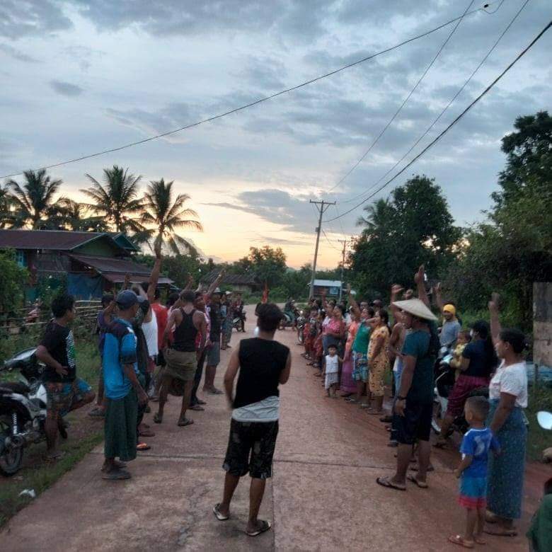 Evening strike against the military dictatorship in Moe ShweKu village,
#ThayetChaung Tsp on June5.

#June5Coup #WhatsHappeningInMyanmar #LessTalkMoreActionsASEAN