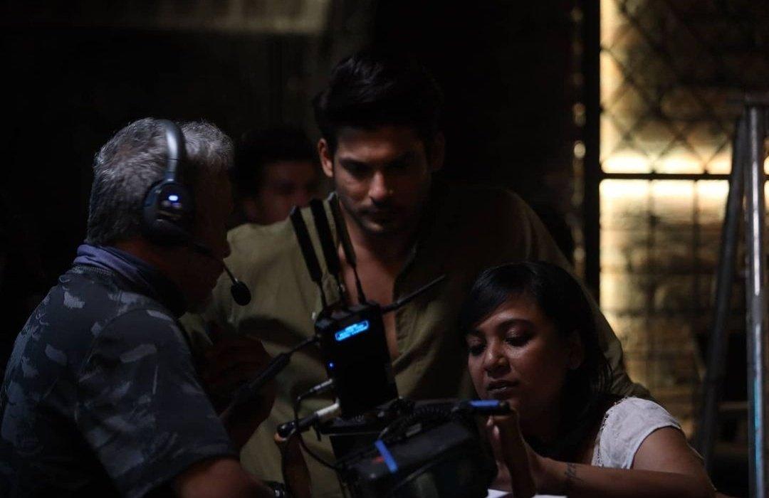 Dilsesidnaaz1's tweet photo. Bts From BBB3 Shoots !! ♥️
Hardworking baby 💥💥
@sidharth_shukla
#SidharthShukla #AgatsyaRao #BrokenButBeautiful3 https://t.co/jxUrZ7WmIN