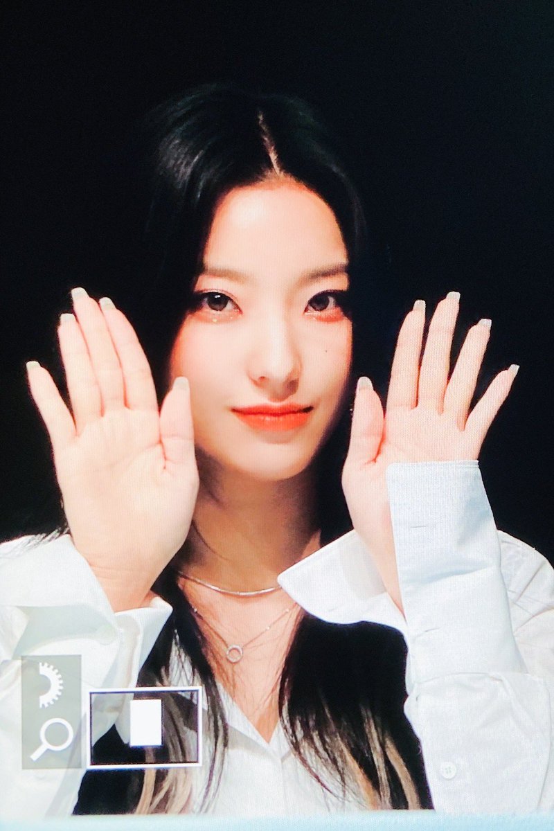 FADEOUT_17's tweet photo. 210605 #프로미스나인 #fromis_9 #이새롬 #새롬 https://t.co/gfXiD02Ej6