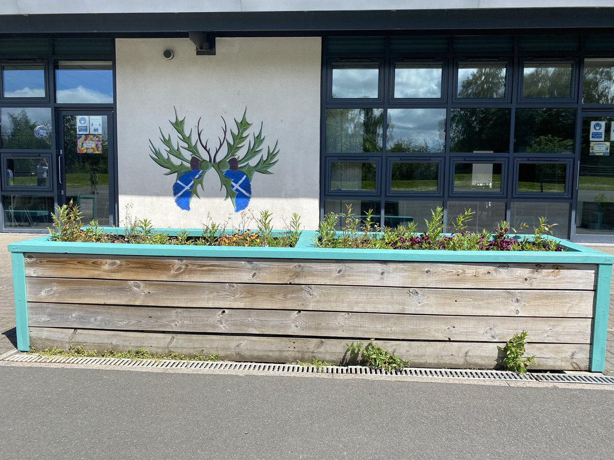WoodburnPP's tweet photo. Planters and benches are all painted and have brightened up the playground. Thank you to all the volunteers who gave up their time today. @woodburnps https://t.co/I5cP93thf0