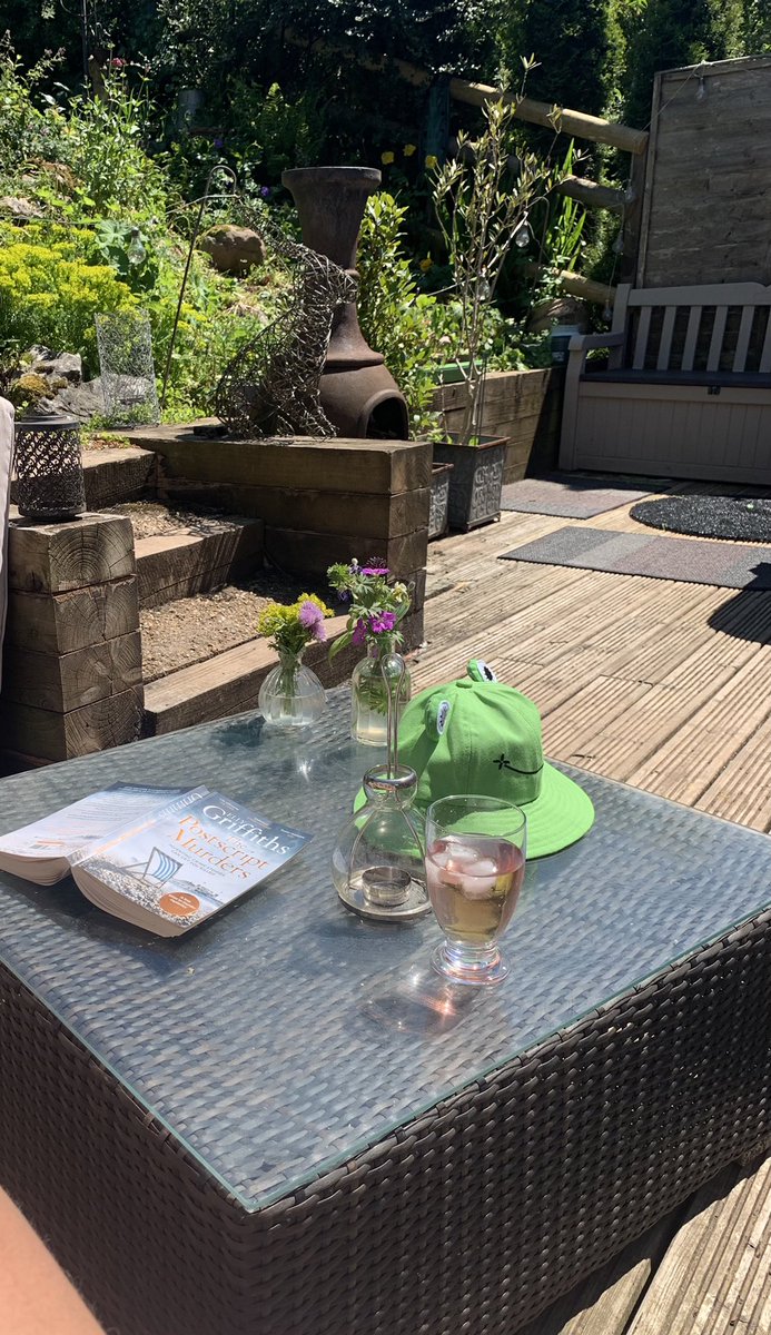 Quick gratitude tweet gives you a free shot of dopamine and serotonin <a href="/The52P/">The52Project</a> What’s not to like?

I’m grateful for a lovely little private garden, funny kids who bought me a daft hat and one of those books you really properly get into and enjoy. Thanks <a href="/ellygriffiths/">Elly Griffiths</a>