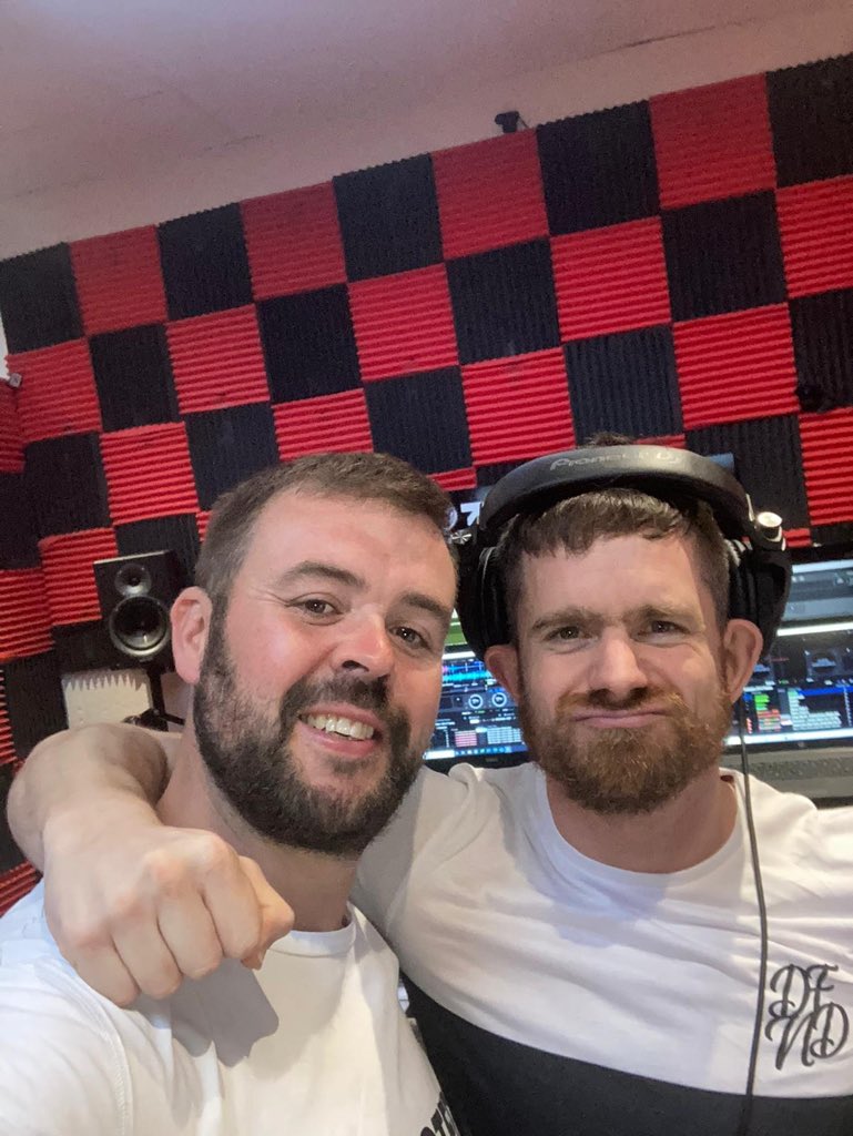Stowy83's tweet photo. Donβt let anyone ever say you canβt live your dreams. From the bedroom to the radio in only 15 https://t.co/ufmTy5RTsj long friends doing bits for our very compact bunch friends π
#Guru
#EndTerrace
#Trowel
#Phelan https://t.co/zj6N87fKGl