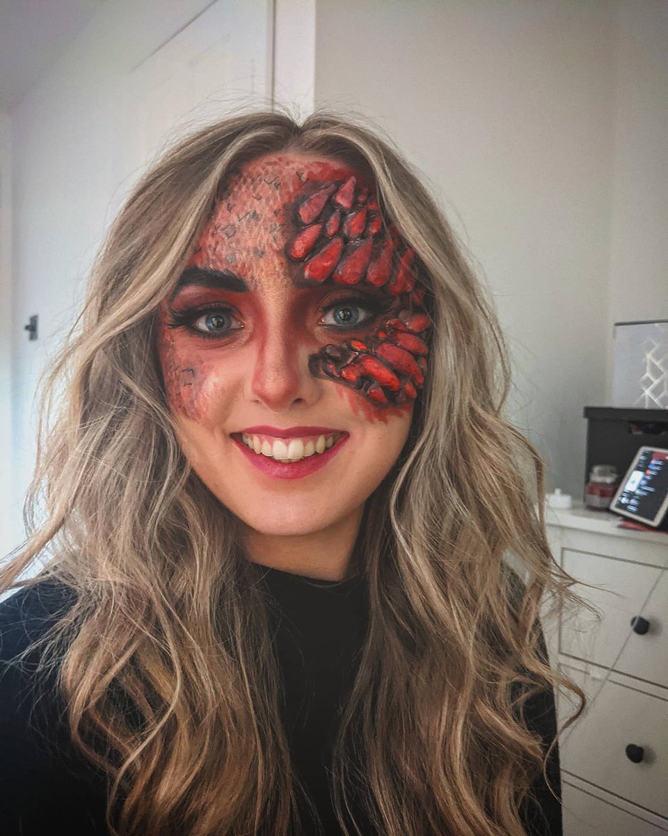BuntaMortis's tweet photo. First attempt at a little dragon cosplay/makeup for my Skyrim stream yesterday! 🐉 
Would love to hear your feedback!
If you look closely at the last pic you can see the Jujutsu Kaisen intro playing for the 100th time on my iPad 👀 #Skyrim #cosplay #makeup https://t.co/fcCWzwy7Xo